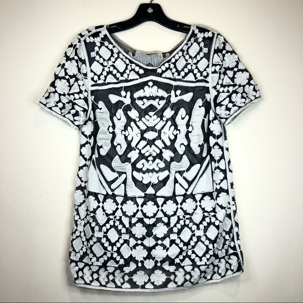 EVERLEIGH 🤍 approx. Sz. M mesh and lace blouse